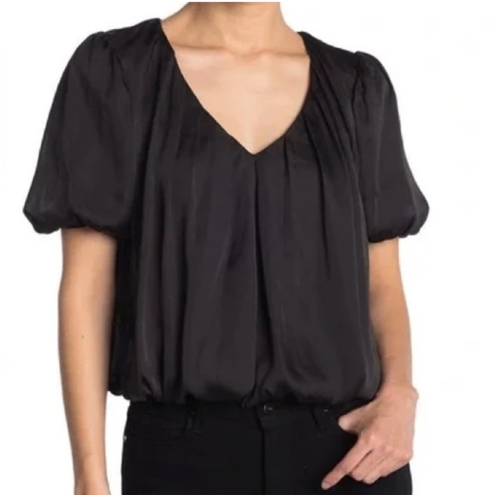 ASTR The Label Bubble Hem Short Sleeve Satin
Crop Top size medium